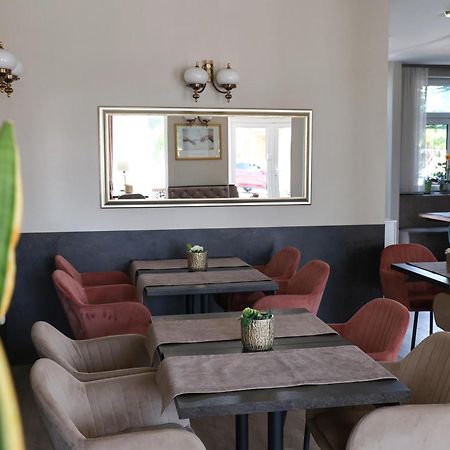 Hotel Forras Комаром Экстерьер фото