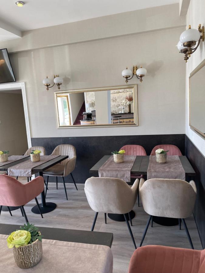 Hotel Forras Комаром Экстерьер фото