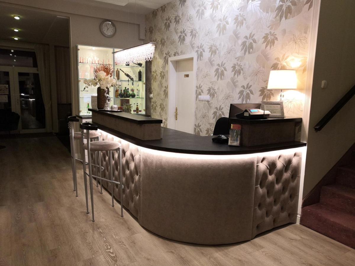 Hotel Forras Комаром Экстерьер фото