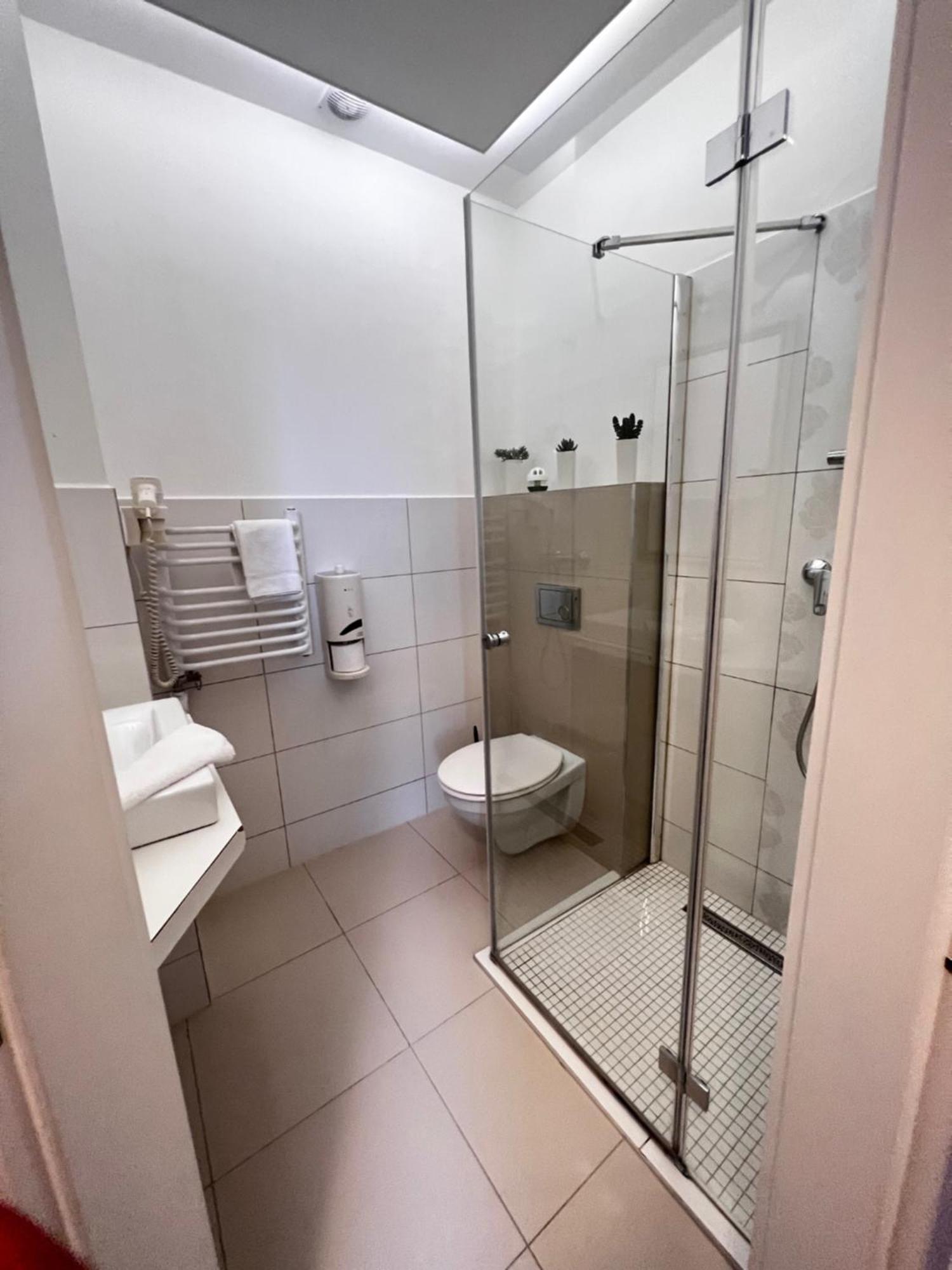 Hotel Forras Комаром Экстерьер фото