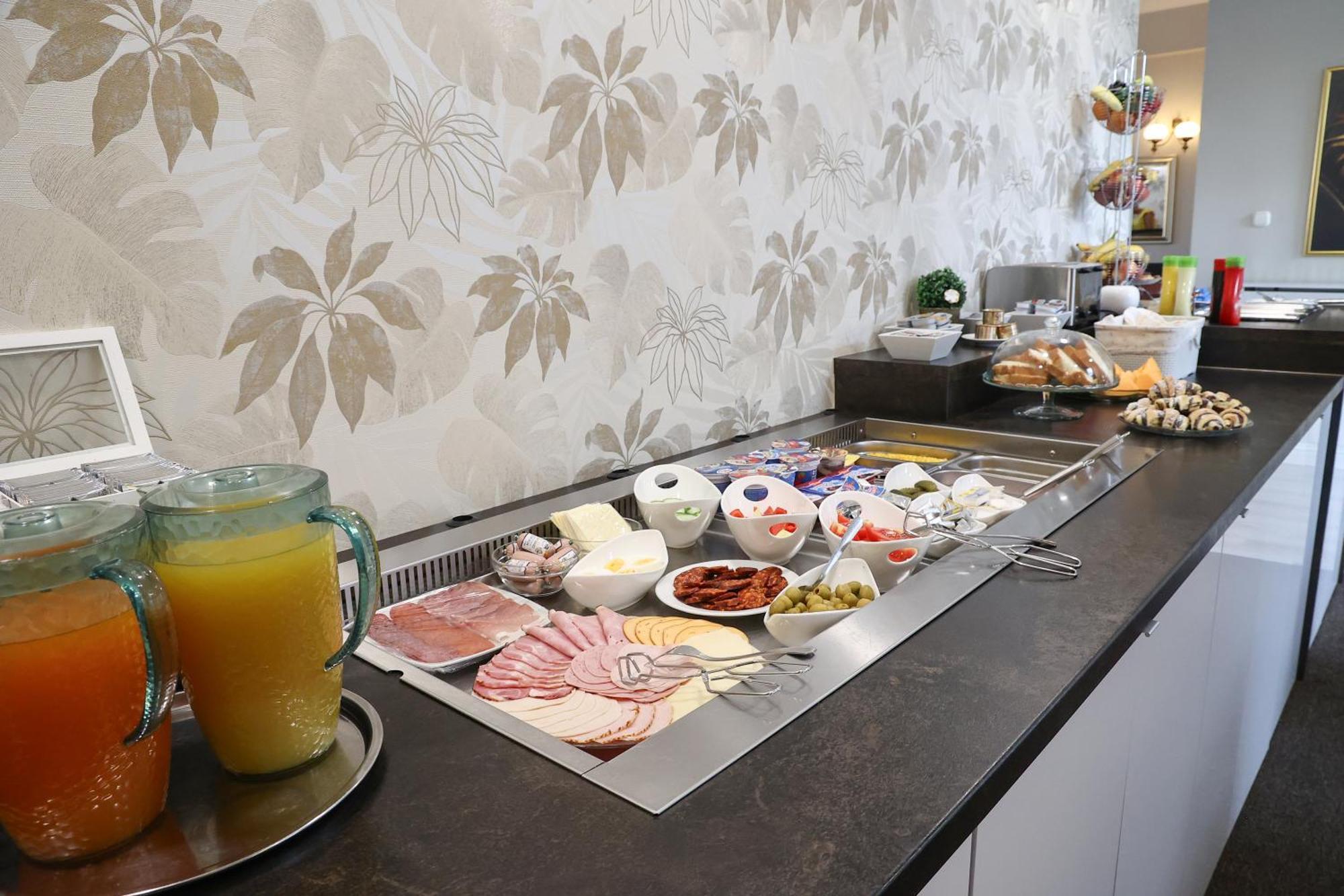 Hotel Forras Комаром Экстерьер фото