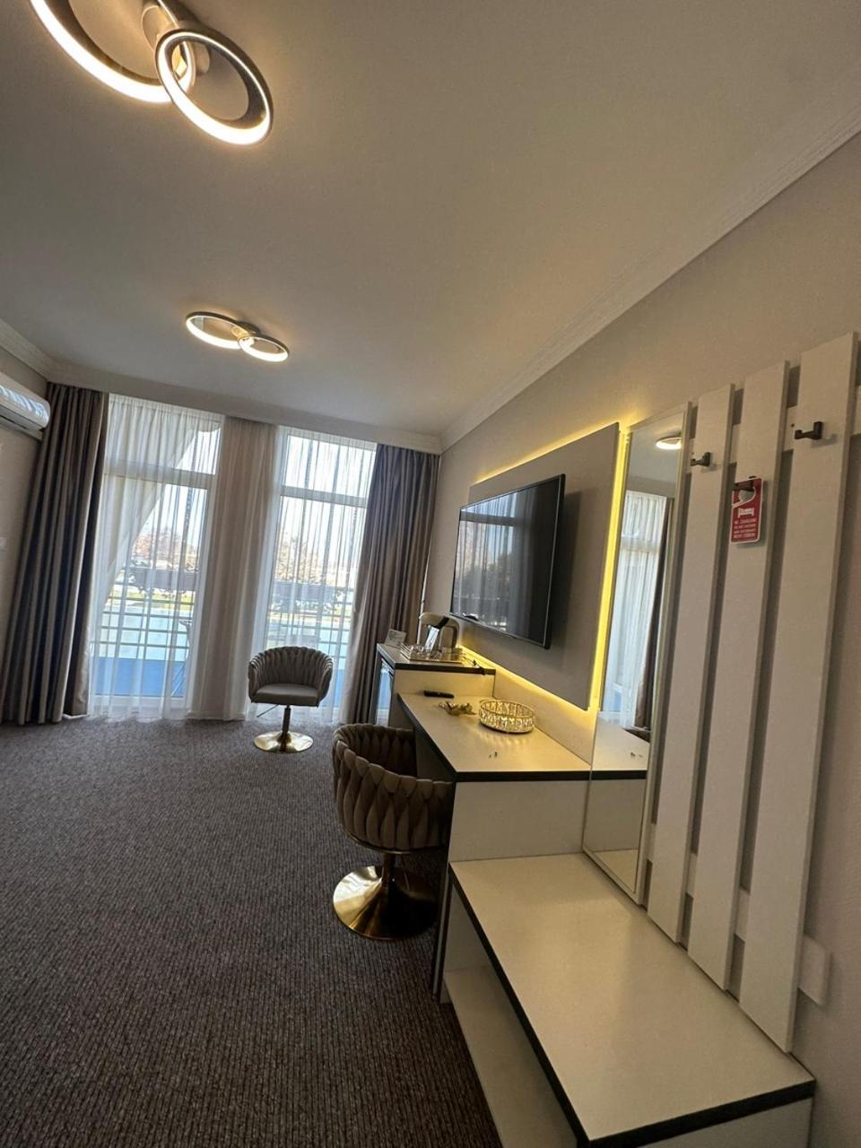 Hotel Forras Комаром Экстерьер фото