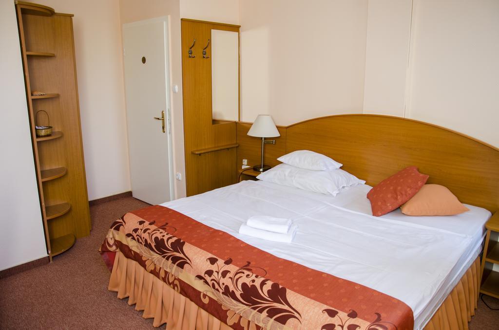 Hotel Forras Комаром Экстерьер фото