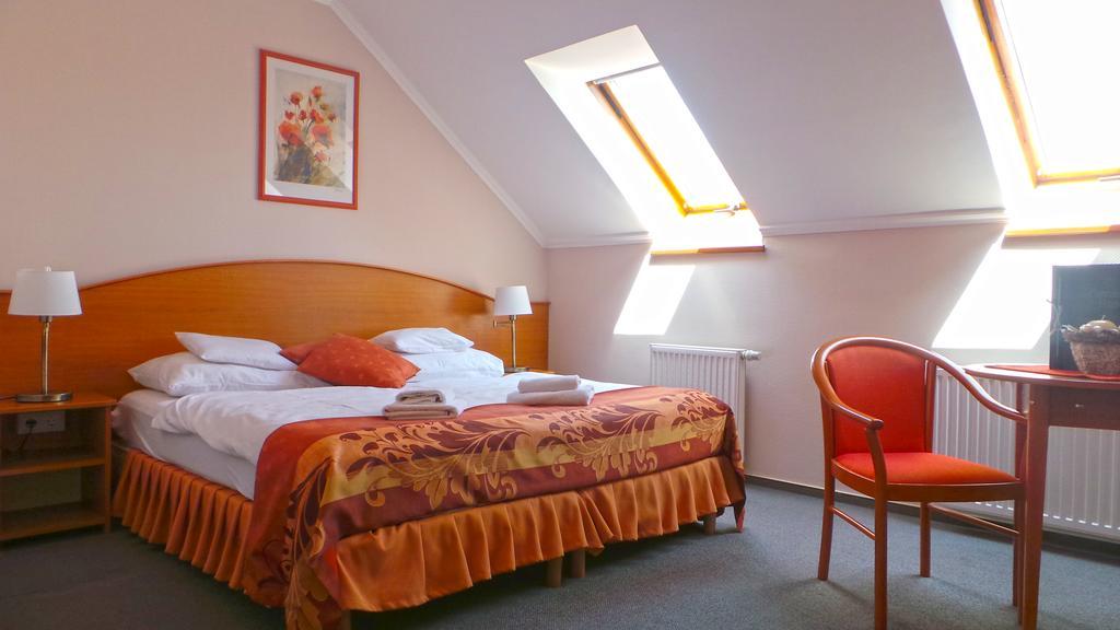Hotel Forras Комаром Экстерьер фото
