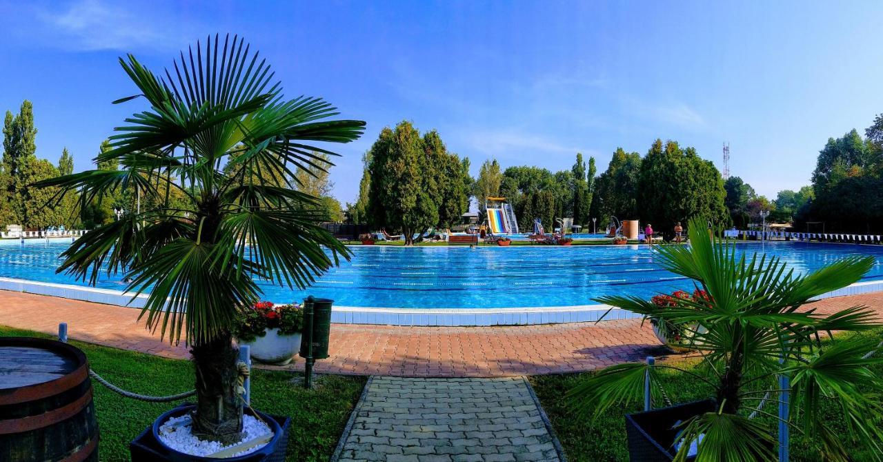 Hotel Forras Комаром Экстерьер фото